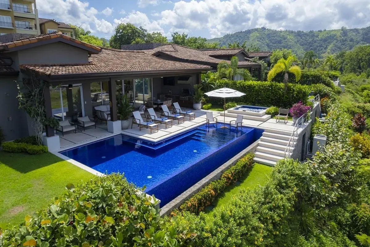 Private Jaco villa with pool and garden for a family stay