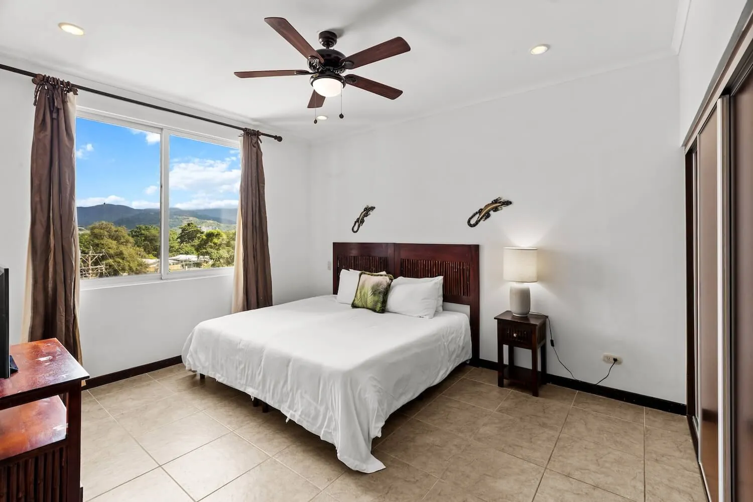Second king bedroom at The Palms 504