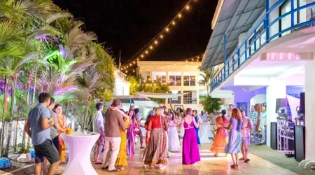 Birthday-y-celebration-villas-jaco-costa-rica Large group celebrating at the best Jaco party villas in Costa Rica with luxury amenities