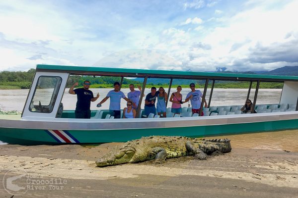 crocodile-visitors-boat-4